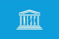 Bandiera ufficiale dell'UNESCO con logo su sfondo blu